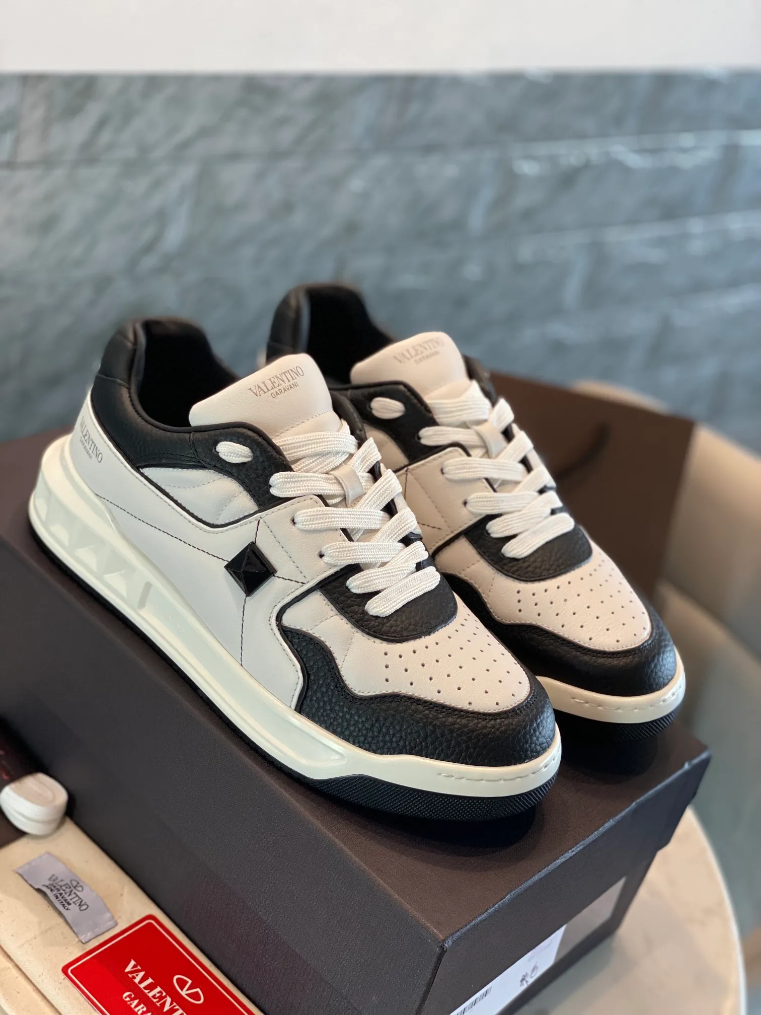 👟👟Ex-factory price 780👟👟 Valentino ONE STUD calfskin lace-up sneakers. Soft suede low-top sneakers, classic and versatile, couple's sneakers, special goods, worth buying! A pair of simple shoes with unique details will save you from the difficulty of dressing. OneStud sneakers, with quilted plaid and oversized rivets, create an eye-catching punk style and get rid of the heavy feeling of this season's clothing. U👟👟Ex-factory price raise calfskin derby shoes, with exquisite leather construction and simple silhouette, smooth lines set the tone of coolness, they are a versatile item in the wardrobe. There are more Valentino boutique shoes waiting for you to unlock! It’s time to get the shoes you’ve been coveting for a long time! Officially on sale 7,+++ - Seven straps, decorated with metallic rubber effect. Decoration on the back and tongue. Size 35-44.